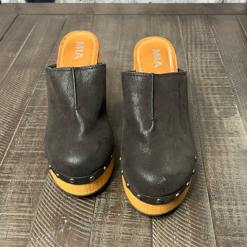 MIA Black and Tan Studded Mules - Picture 7 of 7